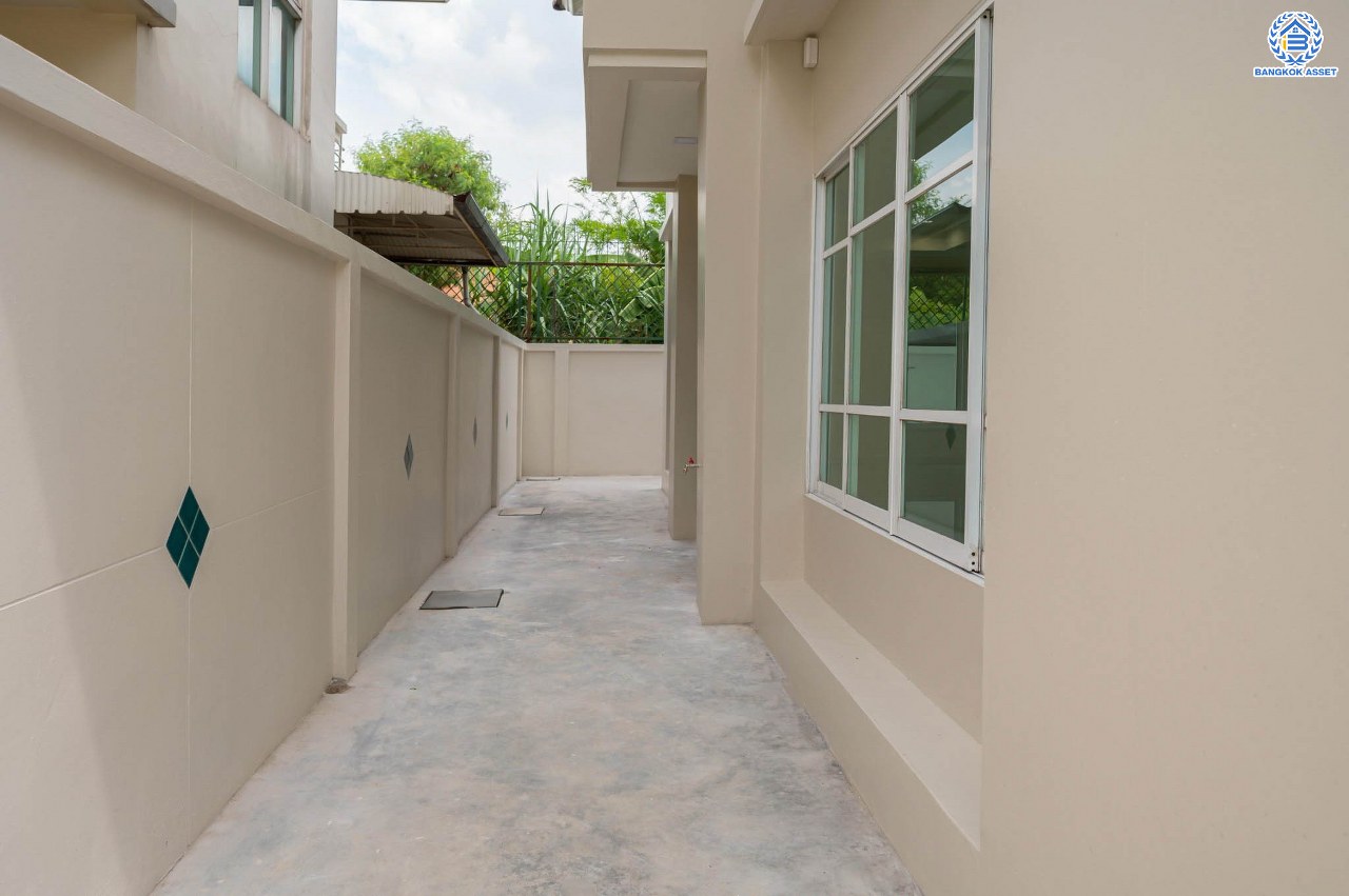 บ้านมือสองตกแต่งใหม่ โครงการ สิทธารมย์รีเจนท์ ลาดพร้าว101 เนื้อที่ 75.3 ตร.ว. ฟังก์ชันรวม 3 ห้องนอน 3 ห้องน้ำ 1 ห้องอเนกประสงค์ จอดรถได้ 2 คัน กว้างขวาง พร้อมทุกการใช้งาน บนทำเลใจกลางเมือง เชื่อมต่อทั้ง ถนนนวมินทร์, ถนนนวลจันทร์, ถ.ลาดพร้าว, ถ.รามอินทรา ใกล้ The Walk เกษตรนวมินทร์ และทางด่วนรามอินทรา...